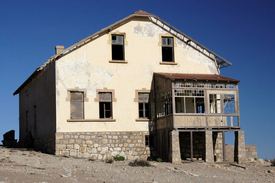 廢棄的房子在鬼城納米比亞的Kolmanskop