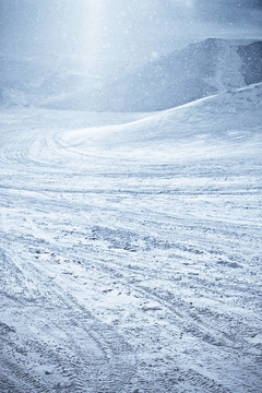 山下的雪