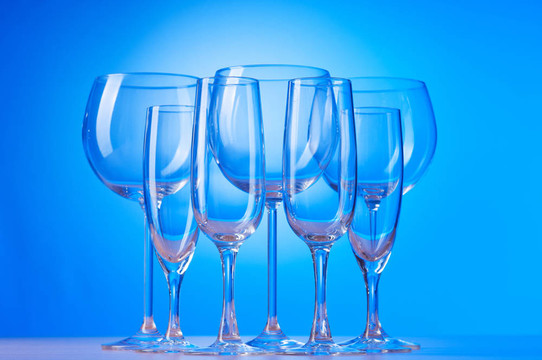 針對(duì)梯度背景的酒杯