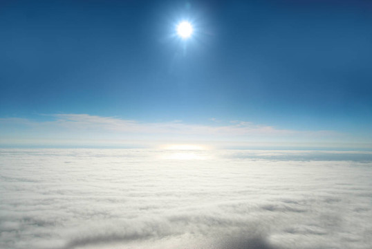 太陽；天空；云