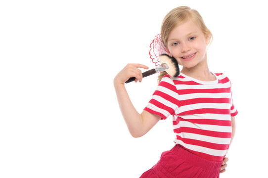 快樂的女孩化妝刷