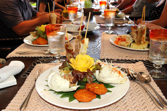 傳統(tǒng)的泰國食品在豪華酒店的餐廳；Samui島；泰國