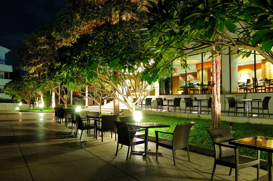 室內(nèi)和室外的夜間照明的餐館；芭堤雅；泰國