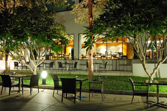 室內(nèi)和室外的夜間照明的餐館；芭堤雅；泰國