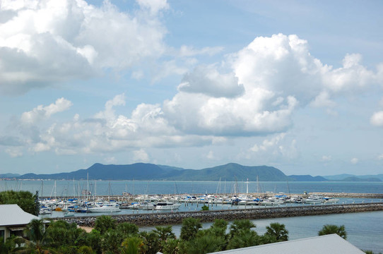 游艇停泊在芭堤雅地區(qū)；在泰國(guó)