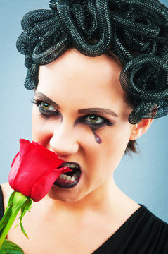女人描繪概念和邪惡（Medusa Gorgon）