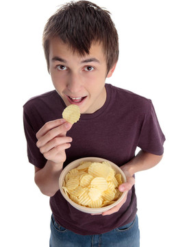 小男孩吃零食和抬頭看