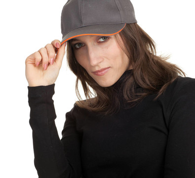 戴著棒球帽和黑色上衣的棕色頭發(fā)的女人