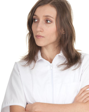 體貼的年輕女子穿著白色制服交叉手臂