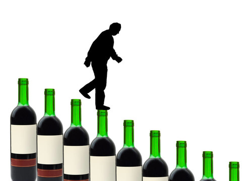 葡萄酒瓶和酒精的人