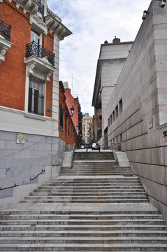 在Calle del Rio馬德里樓梯；西班牙