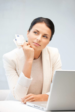 可愛的女人與歐元現(xiàn)金