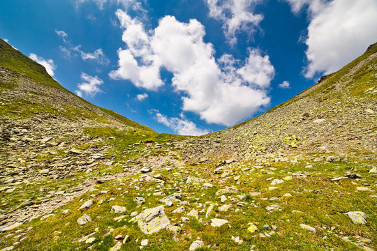 群山之間的山谷景觀