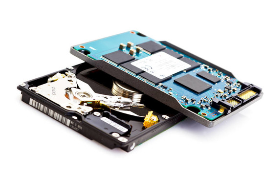 一個開放的2比較；5驅動器和SSD