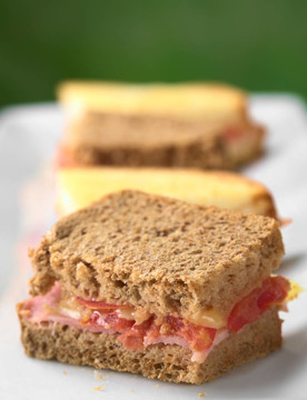 Croque Monsieur?？救満桶淄滤久姘c(diǎn)心充滿了火腿；西紅柿和奶酪放在長(zhǎng)板（選擇性聚焦；