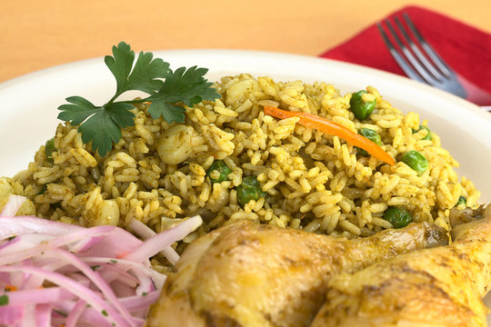秘魯菜叫Arroz con Pollo（Rice雞）；這是由大米；豌豆；玉米；Aji（辣椒）；香菜配