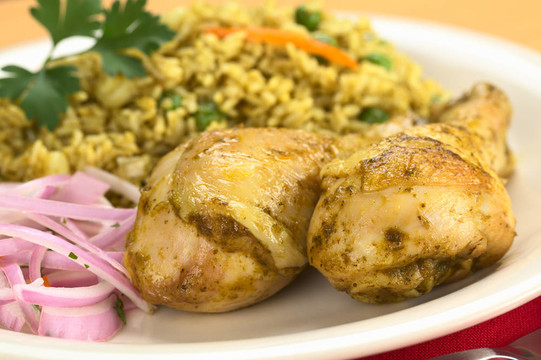 秘魯菜叫Arroz con Pollo（Rice雞）；這是由大米；豌豆；玉米；Aji（辣椒）；香菜配