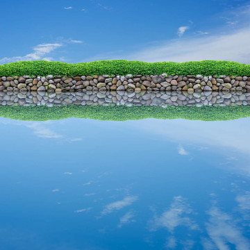 平靜池塘的天空倒影