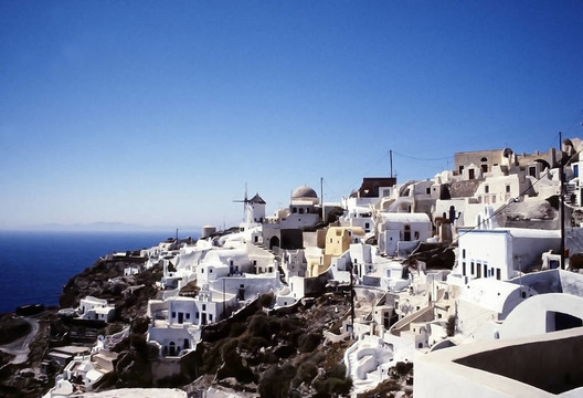 伊亞村；圣托里尼島；Cyclades；希臘。在倒塌的火山坡上村