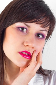漂亮的年輕女人化妝