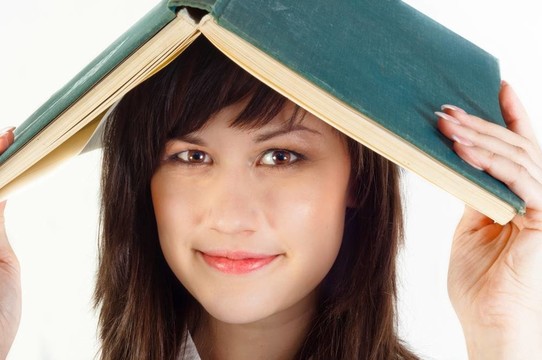 年輕的大學(xué)生帶著一本關(guān)于她反對(duì)白人孤立的背景的書(shū)