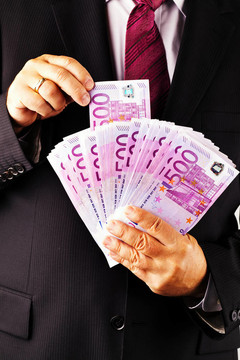 隨著€500鈔票很多經(jīng)理