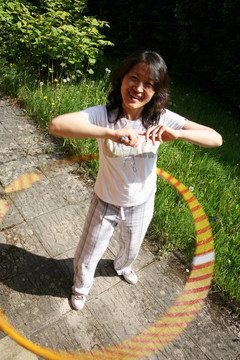 亞洲女人做呼啦圈