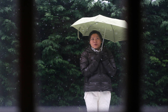 亞洲女人在雪中