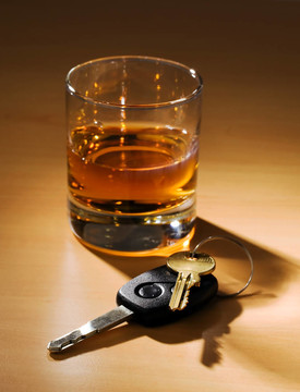 汽車鑰匙和酒精的玻璃