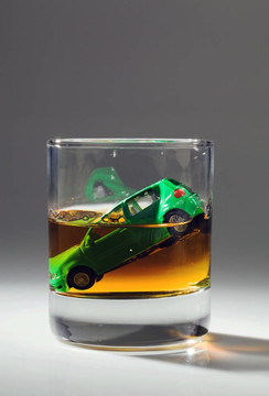 汽車鑰匙和酒精的玻璃