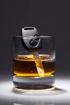 汽車鑰匙和酒精的玻璃
