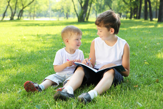 公園里的孩子們在讀一本書