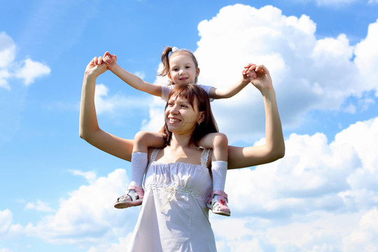 母親帶著女兒在戶外