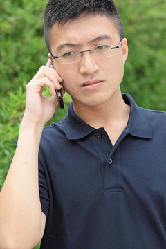 中國(guó)男子講電話和擔(dān)心