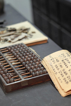 在一個(gè)中國的老字號(hào)在桌上算盤和書