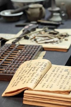 在一個(gè)中國(guó)的老字號(hào)在桌上算盤(pán)和書(shū)