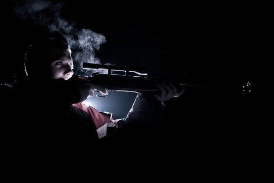 年輕人用步槍射擊