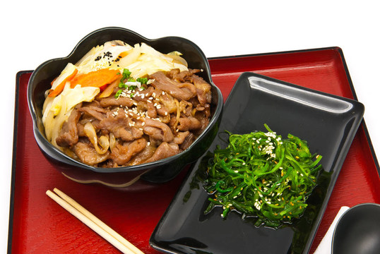 米飯配炒豬肉和海帶沙拉