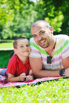 快乐的父亲和儿子在公园玩得很开心