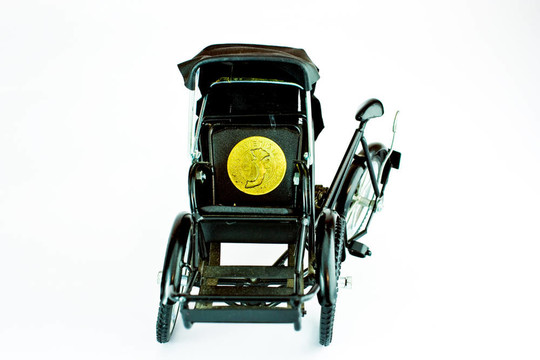 becak；人力三輪車(chē)孤立在白色背景；