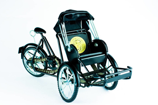 becak；人力三輪車孤立在白色背景；