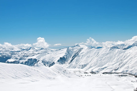 在冬天的雪下的高山