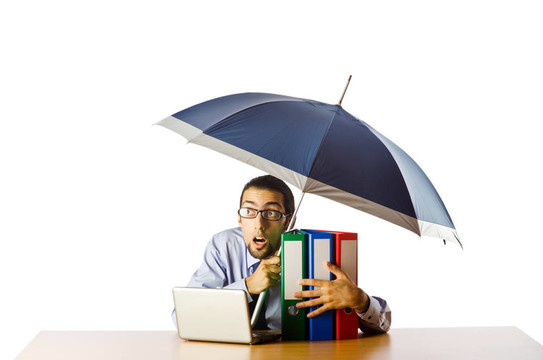 商人手里拿著雨傘在辦公室