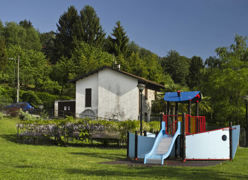 山村兒童游樂場。
