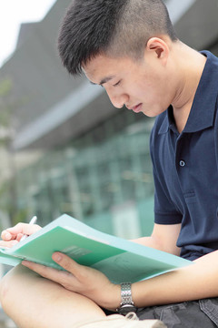 休閑亞洲商人在他的書(shū)上發(fā)短信。