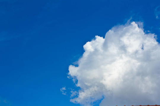 藍(lán)色的天空。