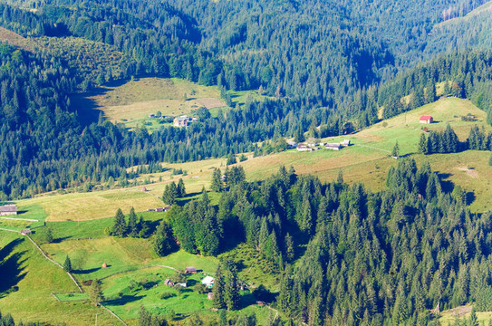 美麗的小山村在山腰