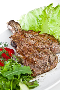 在白色的烤牛肉