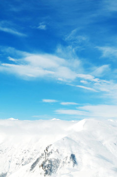 在冬天的雪下的高山