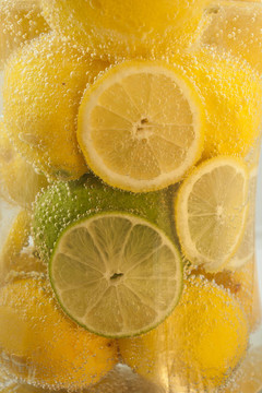 一罐蘇打水Limons和酸橙。